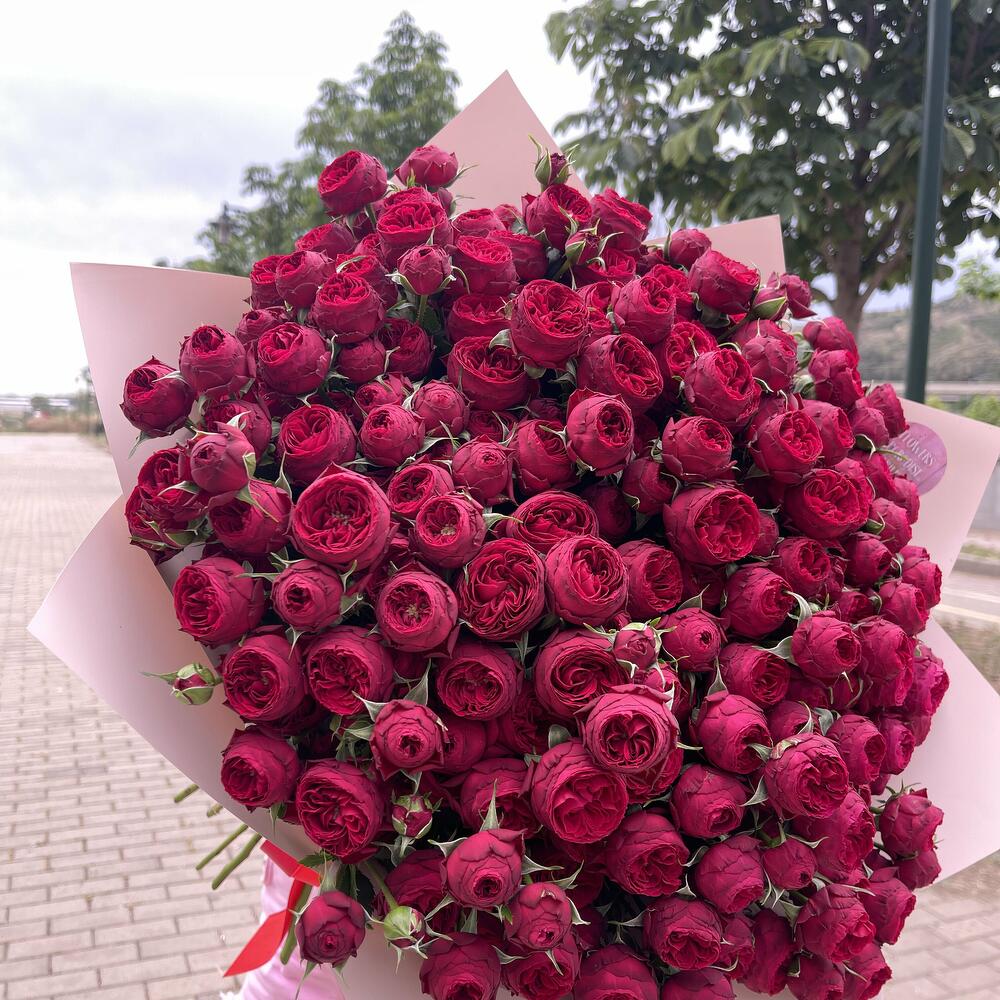 Монобукет из красной кустовой розы